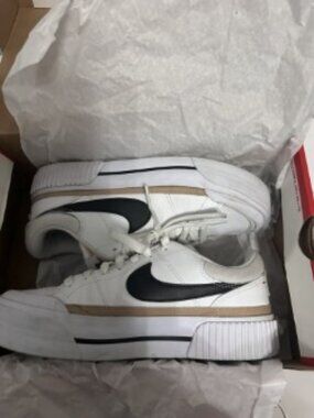 Women's size 8 Nike Court Legacy Lift